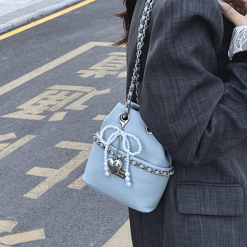 Chain bag women's spring new niche design single shoulder messenger bag is now popular bucket bag