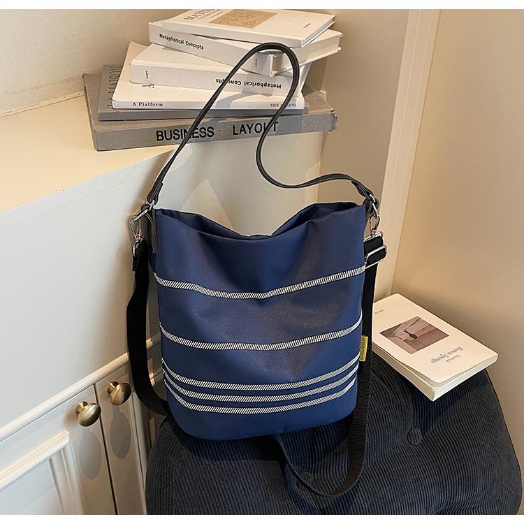 

Korean niche casual plaid canvas bag women s 2025 new shoulder messenger bag large-capacity commuter tote bag tide синий