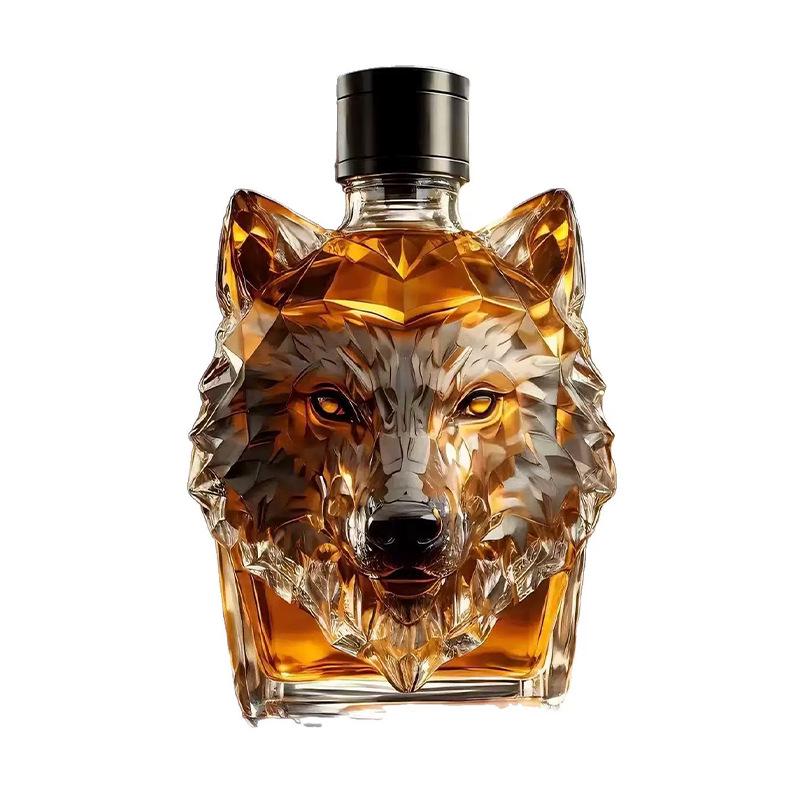 Bottiglia di Whiskey con Cresta di Lupo e Design con Testa Coronata