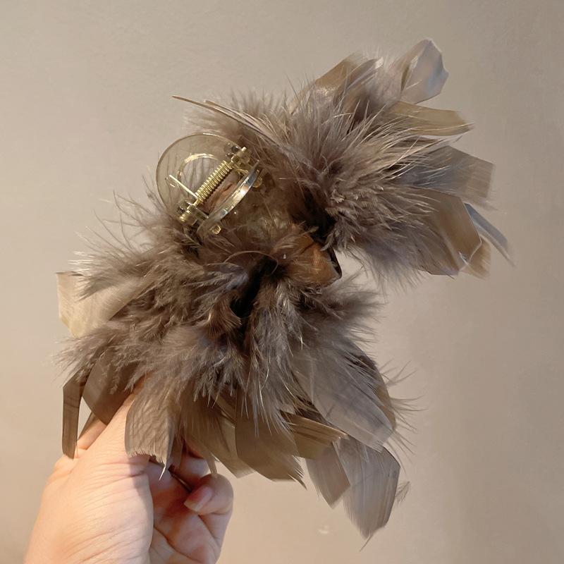 

Temperament Feather Ostrich Feather Large Catching Clip Back of Head Hairy Shark Clip Hairy Hairpin Female