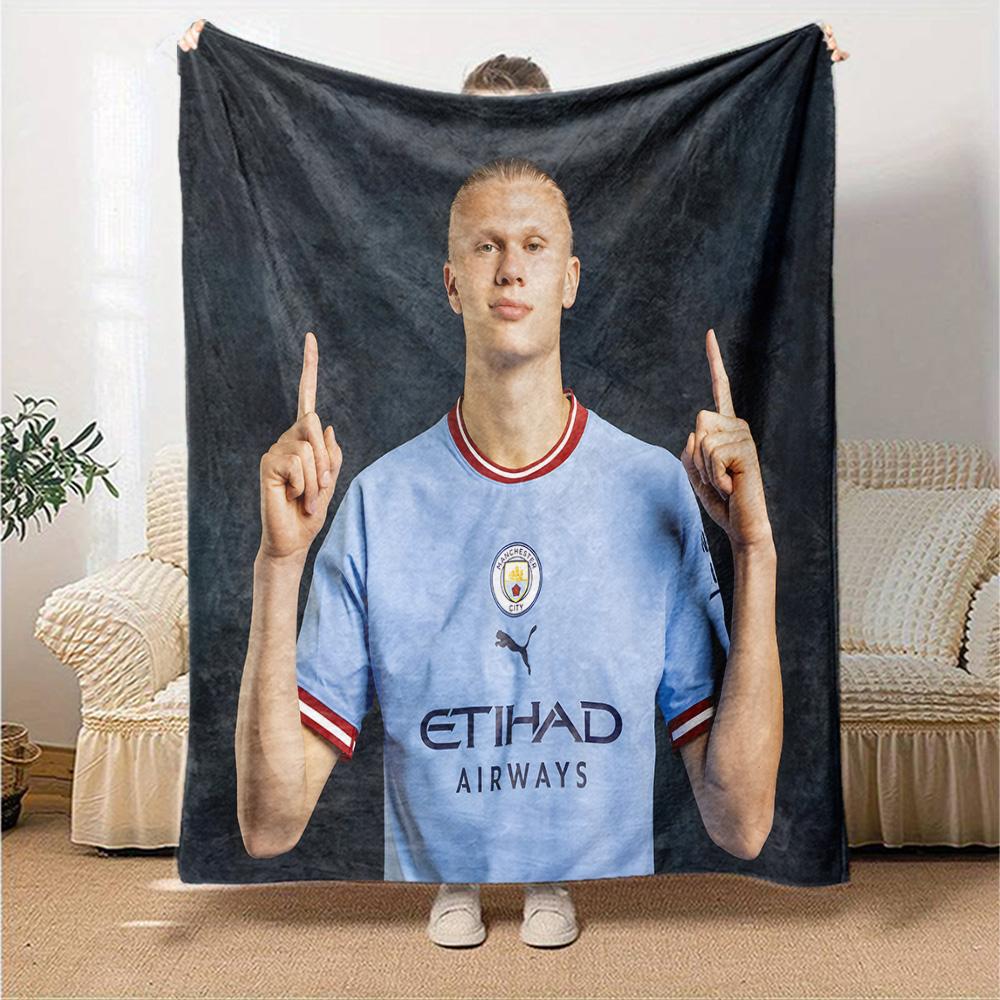 Haaland Spielerpose Flanelldecke, Weiches Polyester, Modernes Design, Ganzjahres für Camping, Reisen, Geschenke für Feiertage oder Geburtstage