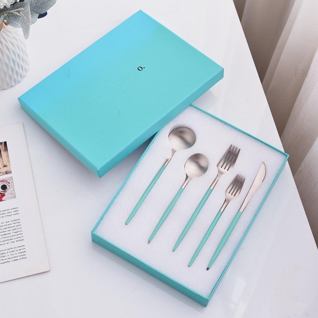 

Набор столовых приборов Tiffany Blue в западном стиле: Набор из 304 нержавеющей стали: нож для стейка, вилка и ложка с длинной ручкой