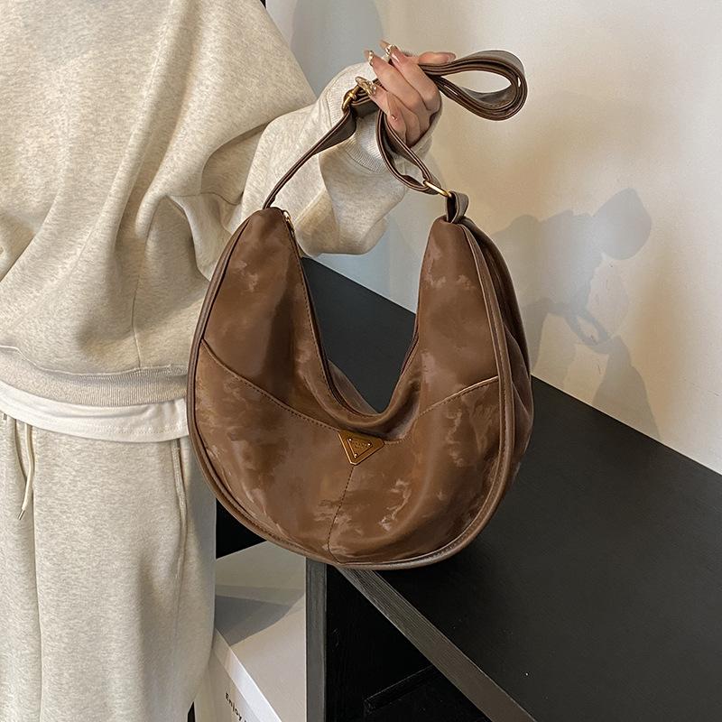 

Retro premium sense large capacity underarm bag women s backpack 2025 new simple dumpling bag versatile messenger bag коричневый