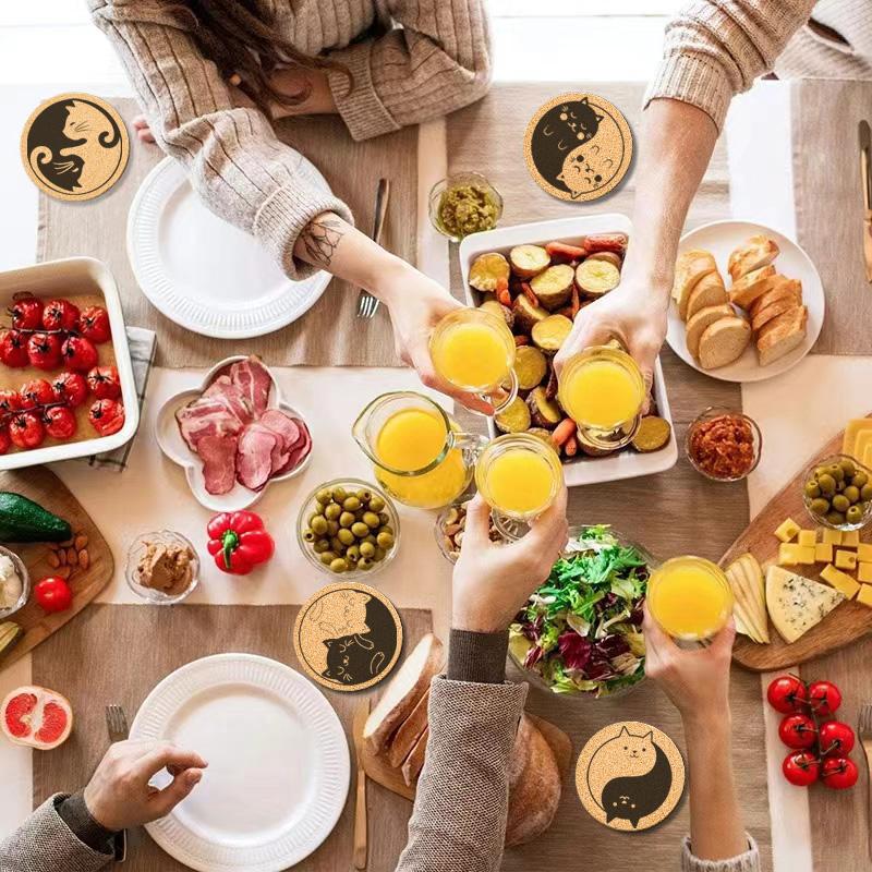 6 stk Kreative Graverte Søte katter Mønster Runde Korkbrikker For Kaffekopper Krus Drikkeholder og Bordutstyr Kjøkkentilbehør