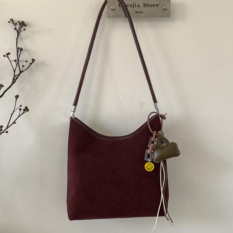 Retro, Fashionable and Casual Tote Bag, A Stylish and Trendy Large-capacity Commuter Single-shoulder Bag for Autumn