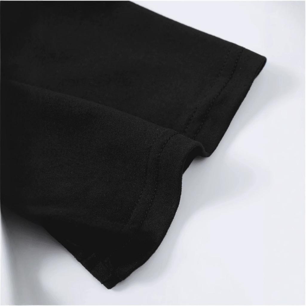 Pánské černé bavlněné krátké rukávy. Měkké a pohodlné. Design s kulatým výstřihem, ležérní móda, tisk písmen