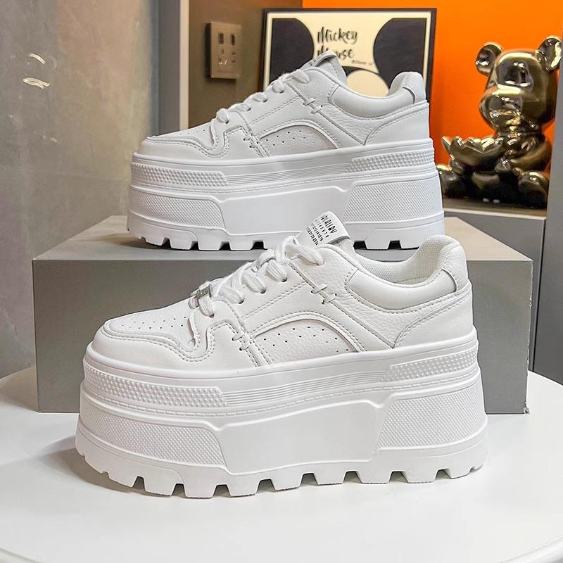 

Маленькие белые туфли на толстой подошве с юбками 2025 весна новые маленькие туфли-маффины, увеличивающие рост, легкие повседневные спортивные кеды для скейтборда 40