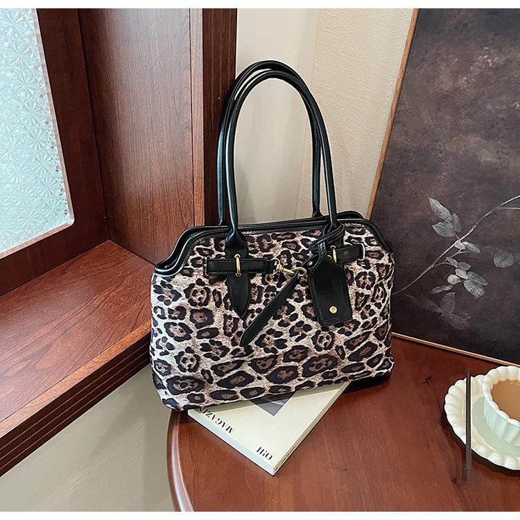 

Жіноча сумка з леопардовим принтом, велика місткість, новинка осені та зими, платинова сумка через плече в стилі ретро, ​​універсальна сумка для приміських поїздок хакі