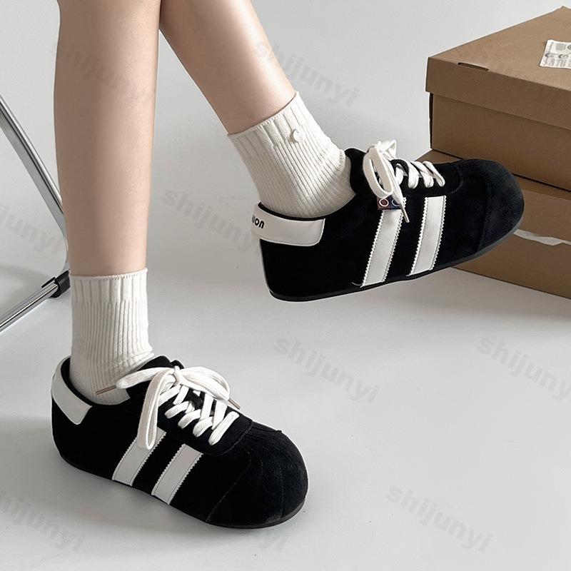 Fashion Retro Fashion Low Top Casual Flat Sports Shoes for Women Autumn 2025 New Comfortable Versatile Non Slip Lace Up Trendy Sneakers