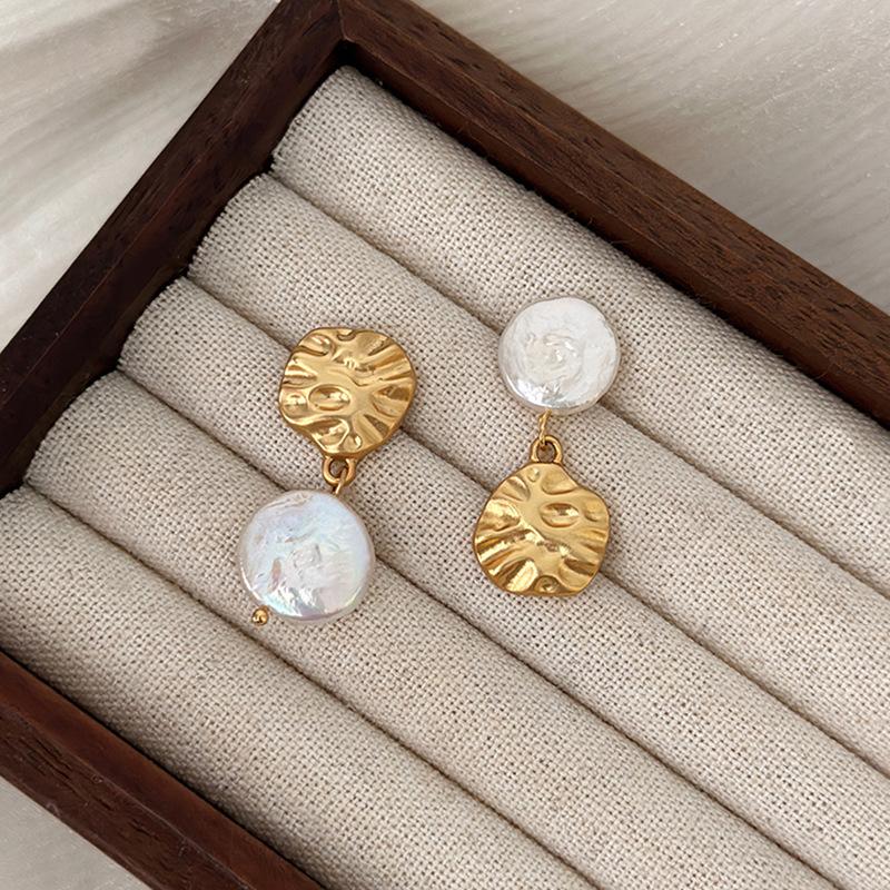 

Pearl pleated oval earrings French retro court stud earrings fashion temperament high-end earrings
