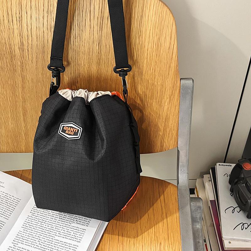 Summer Messenger Bag Waterproof Nylon Cloth Bucket Mobile Phone Bag Women's New Simple Large-capacity Outdoor Commuter Bag