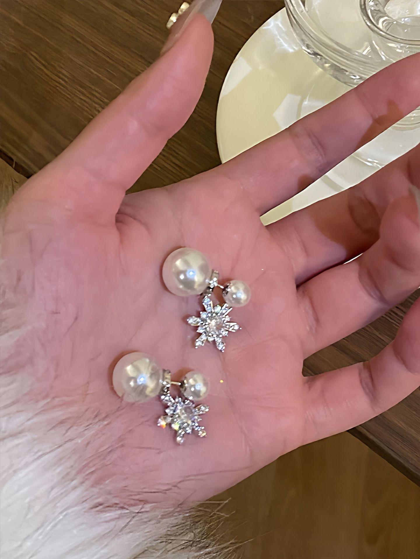 Autumn and winter Korean sweet zircon snowflake pearl earrings, stud earrings, exquisite earrings for women