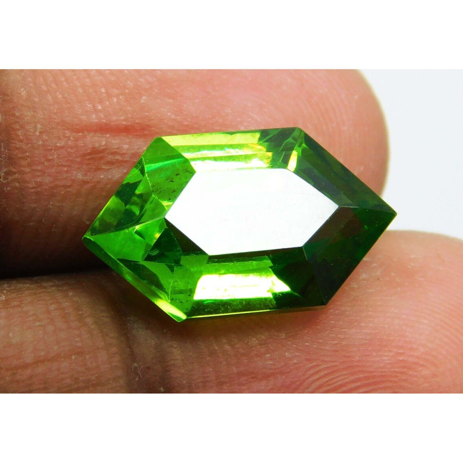 

Natural Green Peridot 10.5ct Fancy Shape Certified Loose Gemstone 16 mm зелений