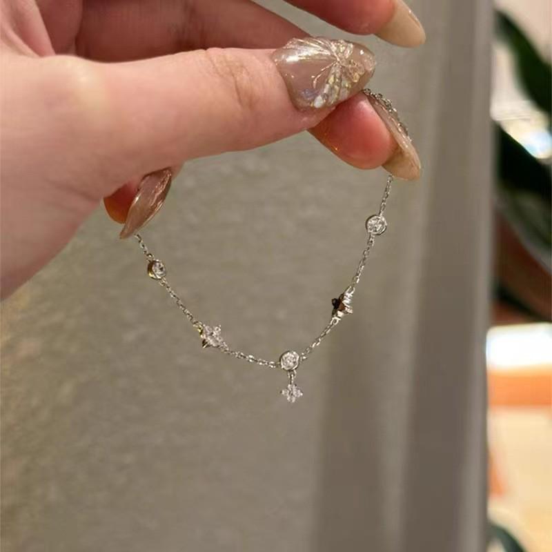 Women's Four-Leaf Clover Bracelet - Japanese & Korean Fashion, Diamond-Studded, Adjustable Bead Drawstring, Light Luxury Style.