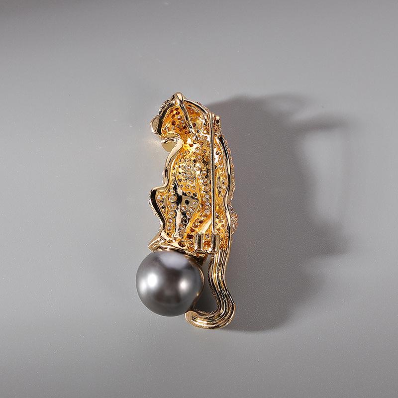 Elegant Leopard Brooch with Shell Pearl and Copper Zircon for Men - Ideal Christmas Gift