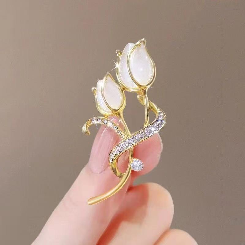 

2025 A/W Luxe Chinese Tulip Brooch: Elegant Suit Lapel & Anti-Exposure Pin