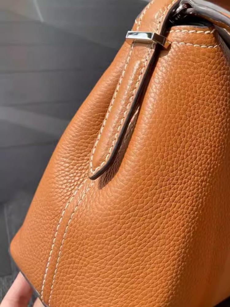 TOTEME Polštářová taška: Švédská crossbody kabelka, Vysoce kvalitní všestranná taška přes rameno pro ženy, Lehký luxus a ideální pro dojíždění