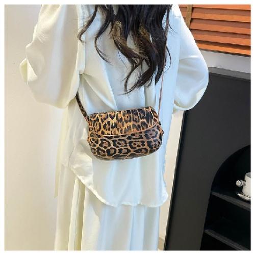 New Vintage Saddle Crossbody Bag for Women, Small Minimalist Shoulder Purse, Versatile Casual Daypack