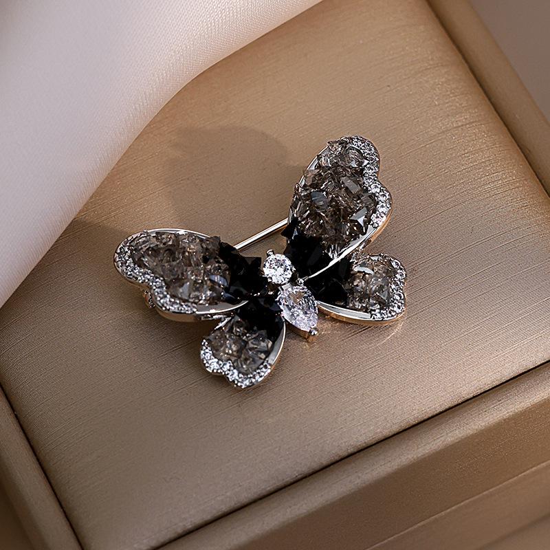 Exquisite High-End Schmetterlingsbrosche für Damenmode - Elegante Corsagen-Nadel & Kleidungsaccessoire