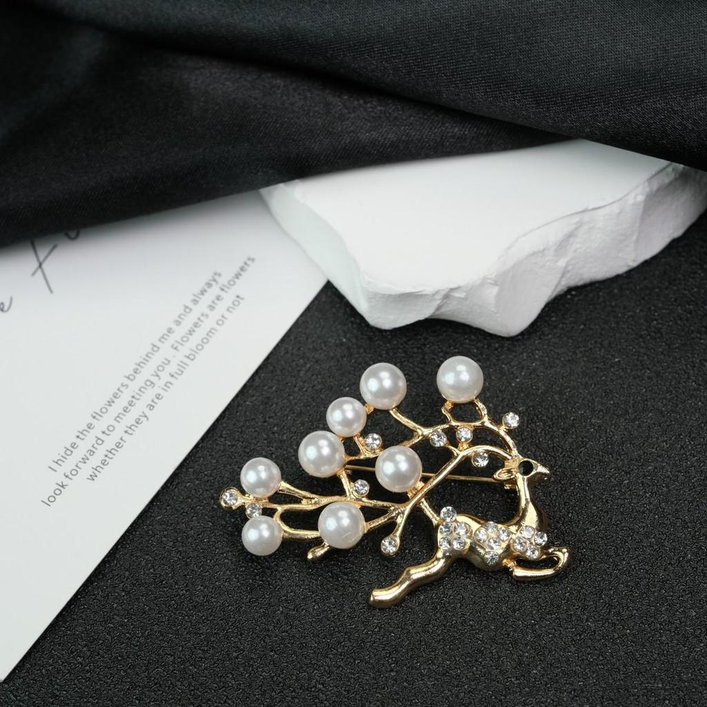 Deer Brooch Rhinestone Scarf Pin - Elegant Crystal Corsage with Pearl Accent