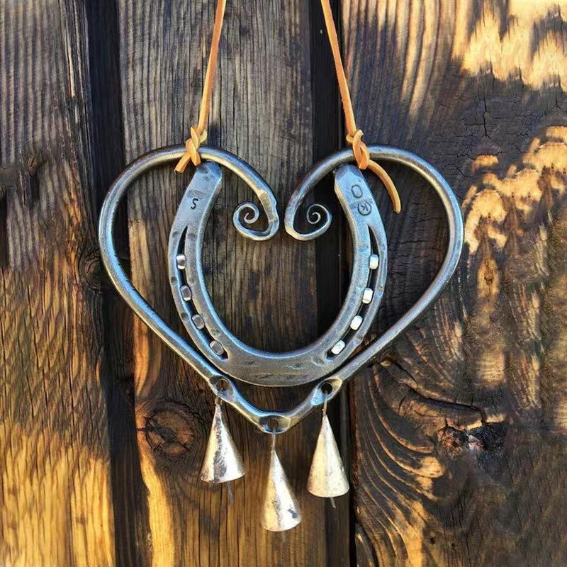 Lucky Love Wind Chime Retro Horseshoe Wind Chime Wall Hanging Ornament Metal Heart Shaped Decor for Patio Outdoors Garden Window