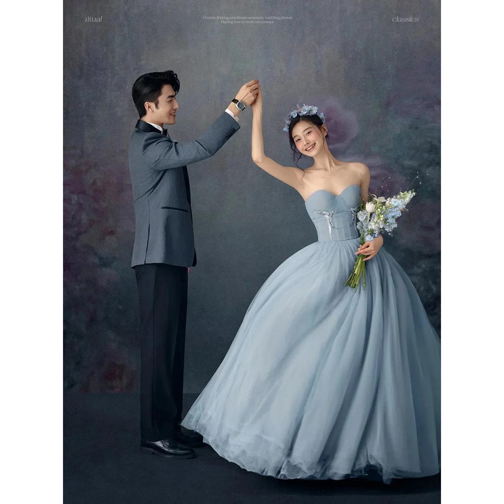 Interiör elegant enkel oljemålningstil par bröllopsklänning kvinnor