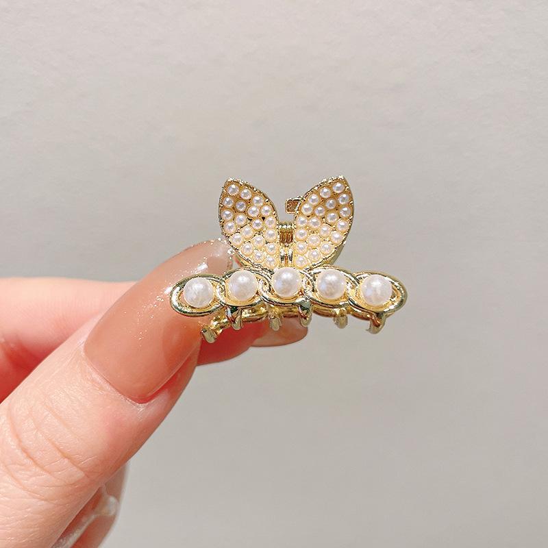 

Заколка-акула со стразами и жемчугом 2024 года для элегантных полузавязанных волос