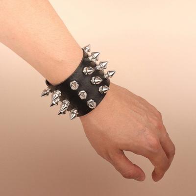 Unisex Bangle Retro Punk Gothic Style Rivet Decor Artificial Leather Exaggerated Hippie Rock Singer Wrist Bangle Club Party Performance Jewelry