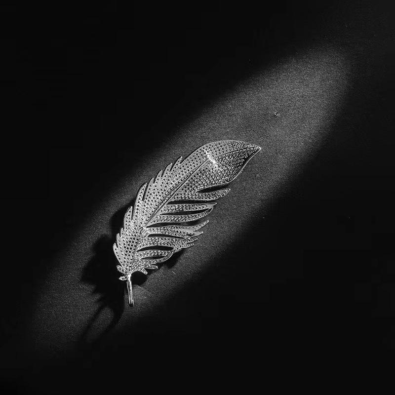 Elegantiškas plunksnų sagės puokštė moters kostiumui, čiongsam, segė, skara ir vakarinės suknelės aksesuarams