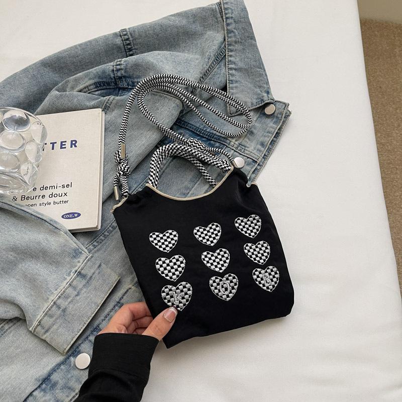 

Зимняя новая повседневная модная женская сумка через плечо с вышивкой в виде сердечек, сумка для покупок, маленькая свежая портативная простая тканевая маленькая квадратная сумка чёрный