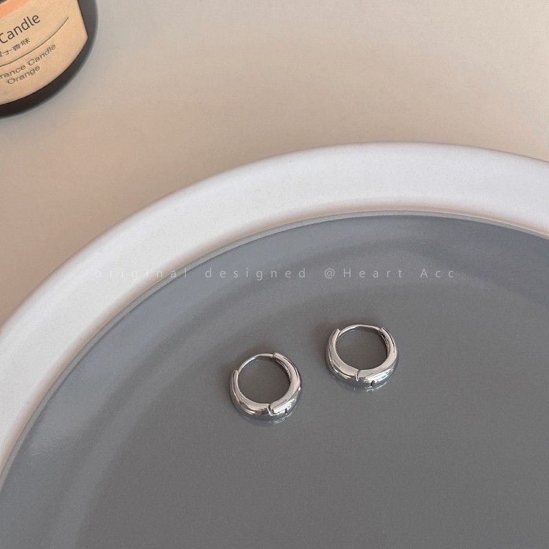 

Cold Style Gold Ear Clip Women Niche Design Simple Bracelet Silver oval earrings