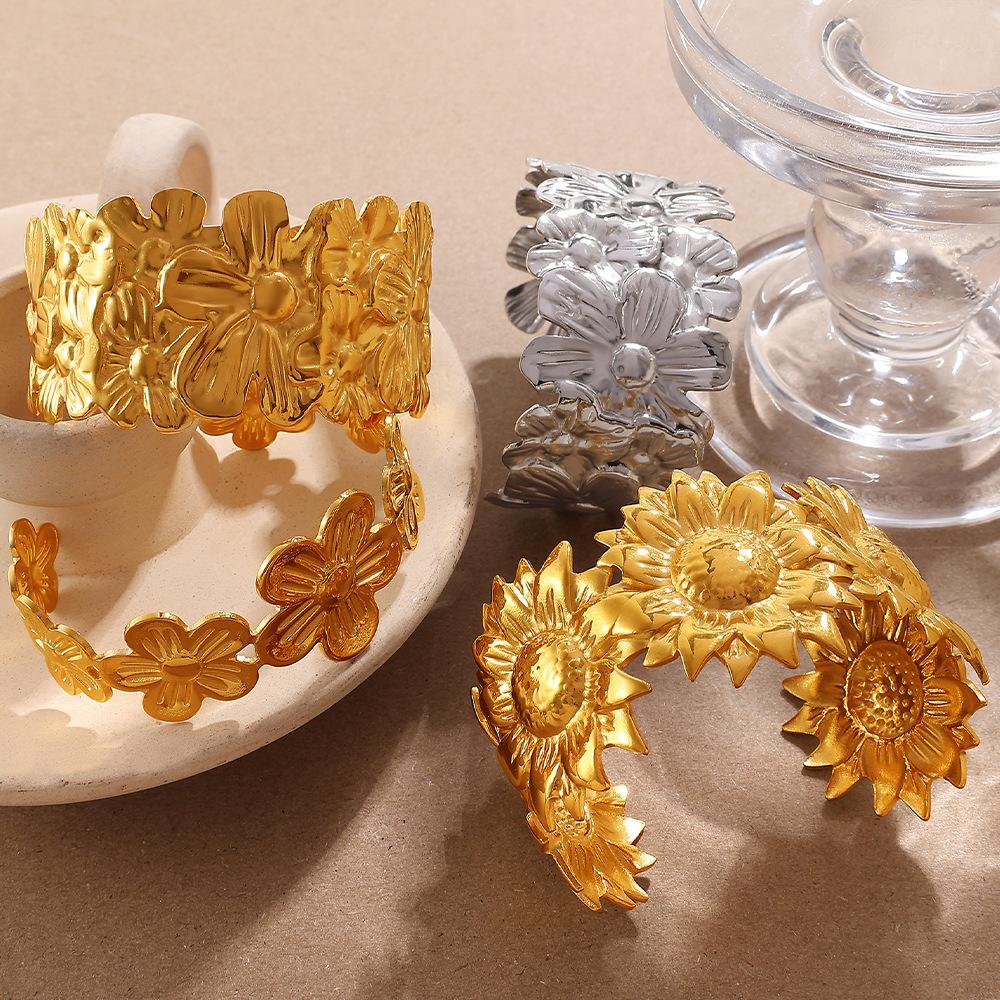 Hong Kong style retro exaggerated flower bracelet stainless steel gold-plated light luxury high-end bracelet jewelry women