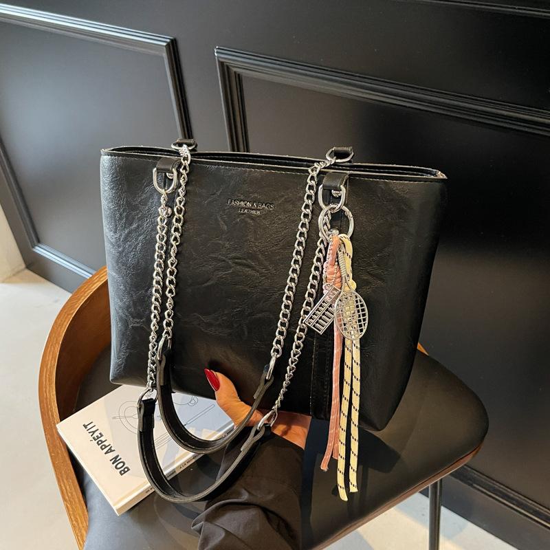 Large Capacity Bag Women's Spring and Summer 2025 New Versatile Fashion Chain Shoulder Bag Leisure Work Commuter Tote Bag