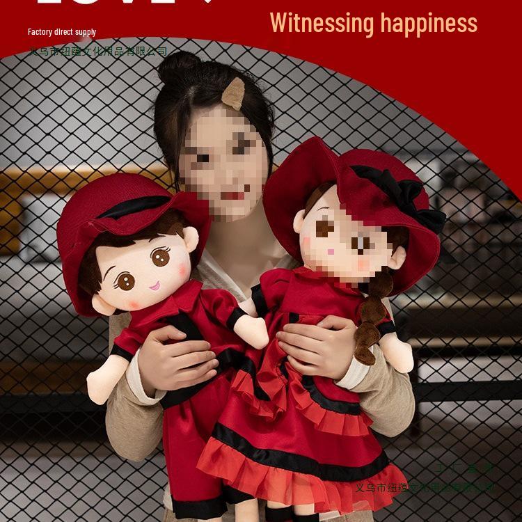 Frischvermählte Bett-Drück-Puppen: Ein Paar elegante Hochzeitsgeschenkpuppen im chinesischen Stil zur Dekoration des Brautgemachs.