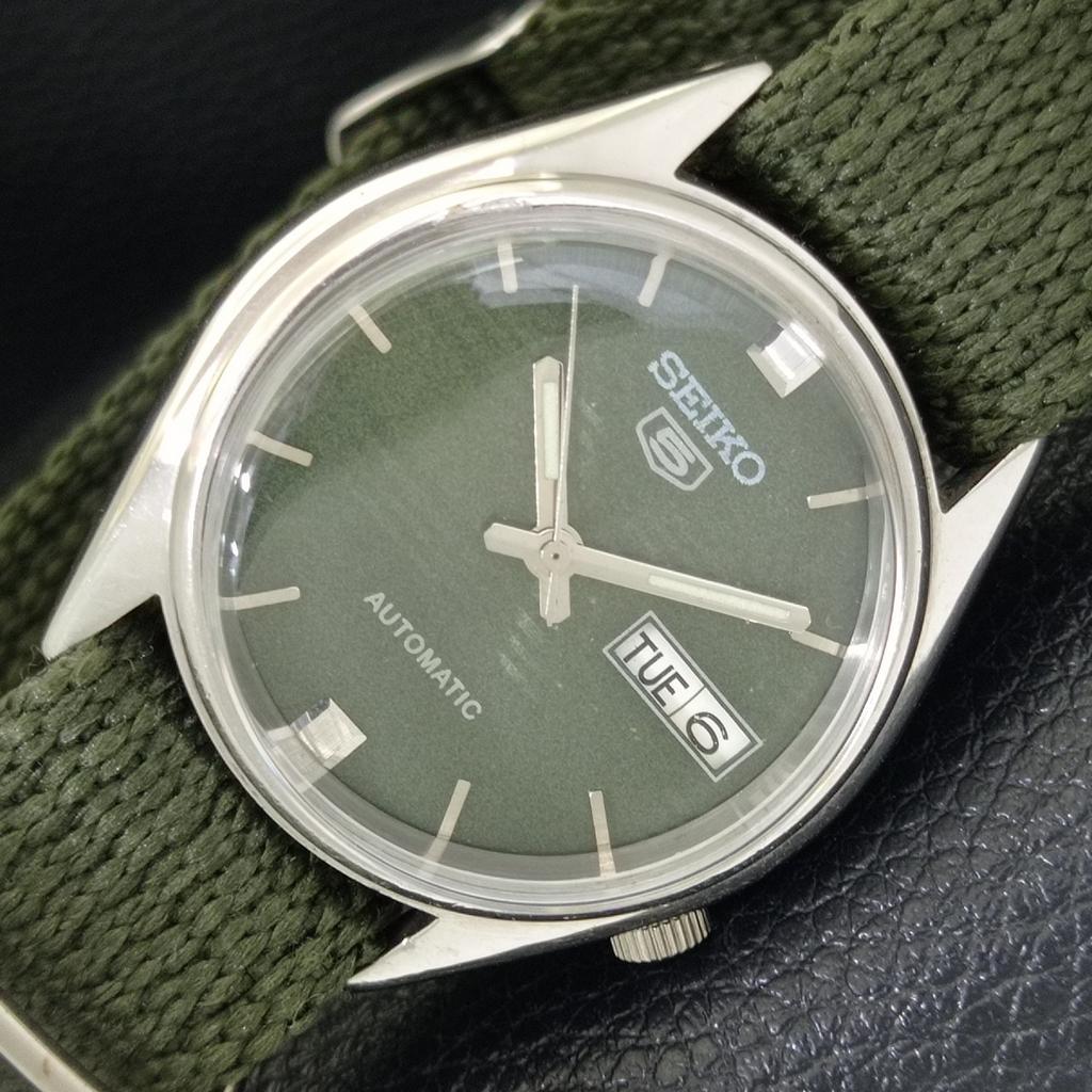

JAPAN VINTAGE SEIKO 5 AUTOMATIC 7S26A MENS GREEN COLOR DIAL WATCH a701433-5 R206b-a701433