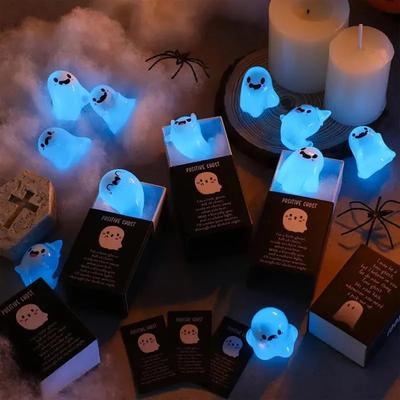 Halloweenská mini pryskyřičná miniatura ducha, svítící ve tmě, roztomilá malá ozdoba ducha, překvapivá hračka pro zahradní vílí doplňky