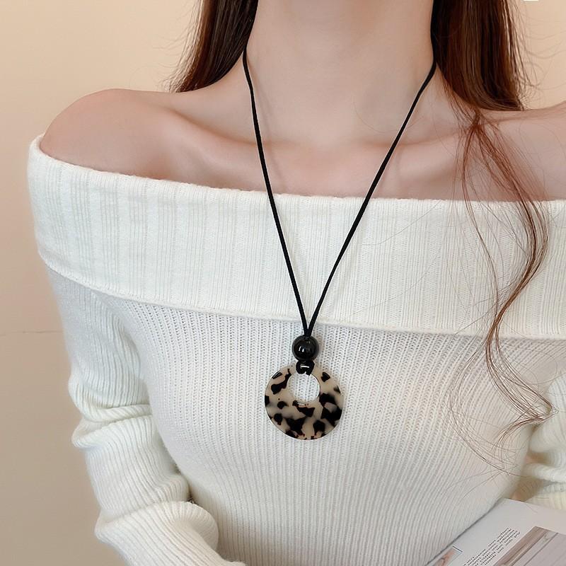 New Chinese leather pendant, fringed necklace, female ethnic style, niche retro sweater chain, fashion and high-end item jewelry.