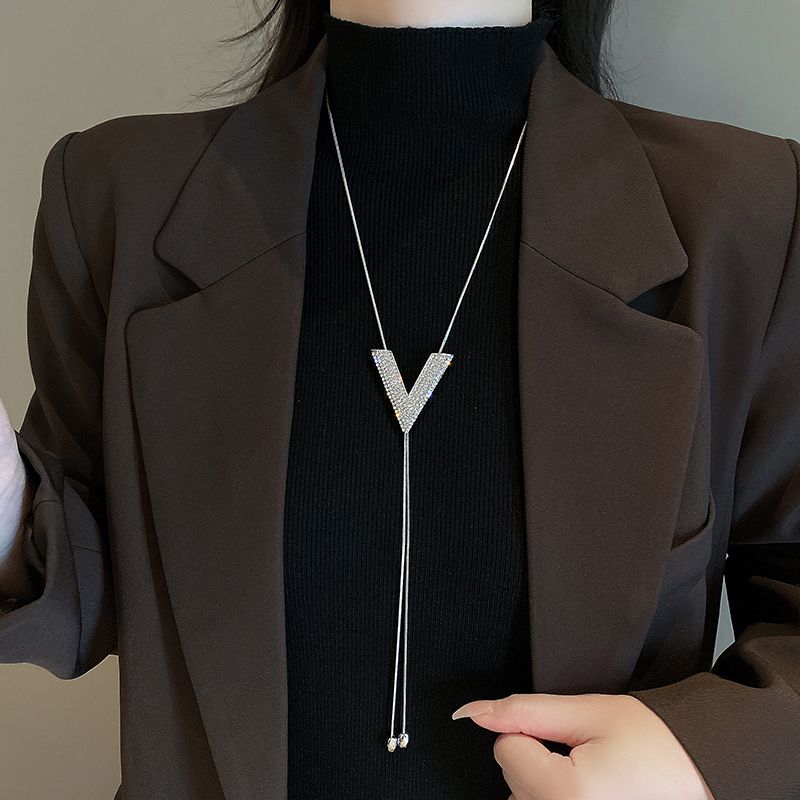 

Осенне-зимняя мода Длинная высококлассная цепочка для свитера Женское причудливое ожерелье-подвеска Доступная роскошь Дизайн для особых интересов Большой V-образный орнамент V-Long sweater chain
