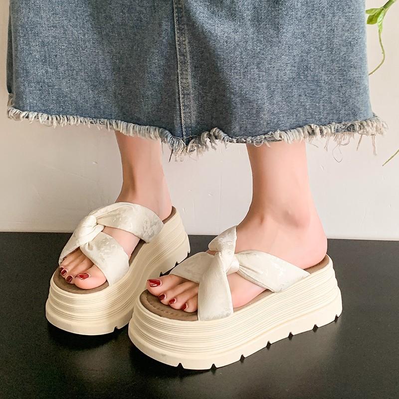 

Step on shit and retro Chinese style sandals for women to wear in summer, high-end slippers with skirts, thick soles, and soft soles. 40