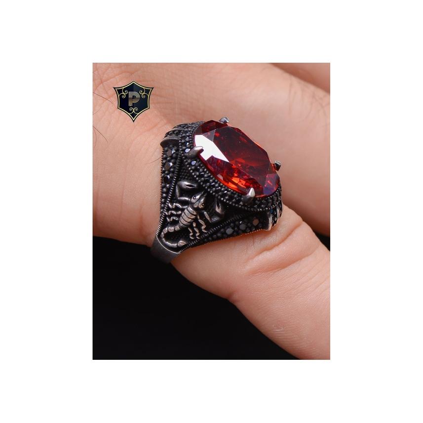 

Мужское кольцо из стерлингового серебра с фигуркой скорпиона из красного циркона