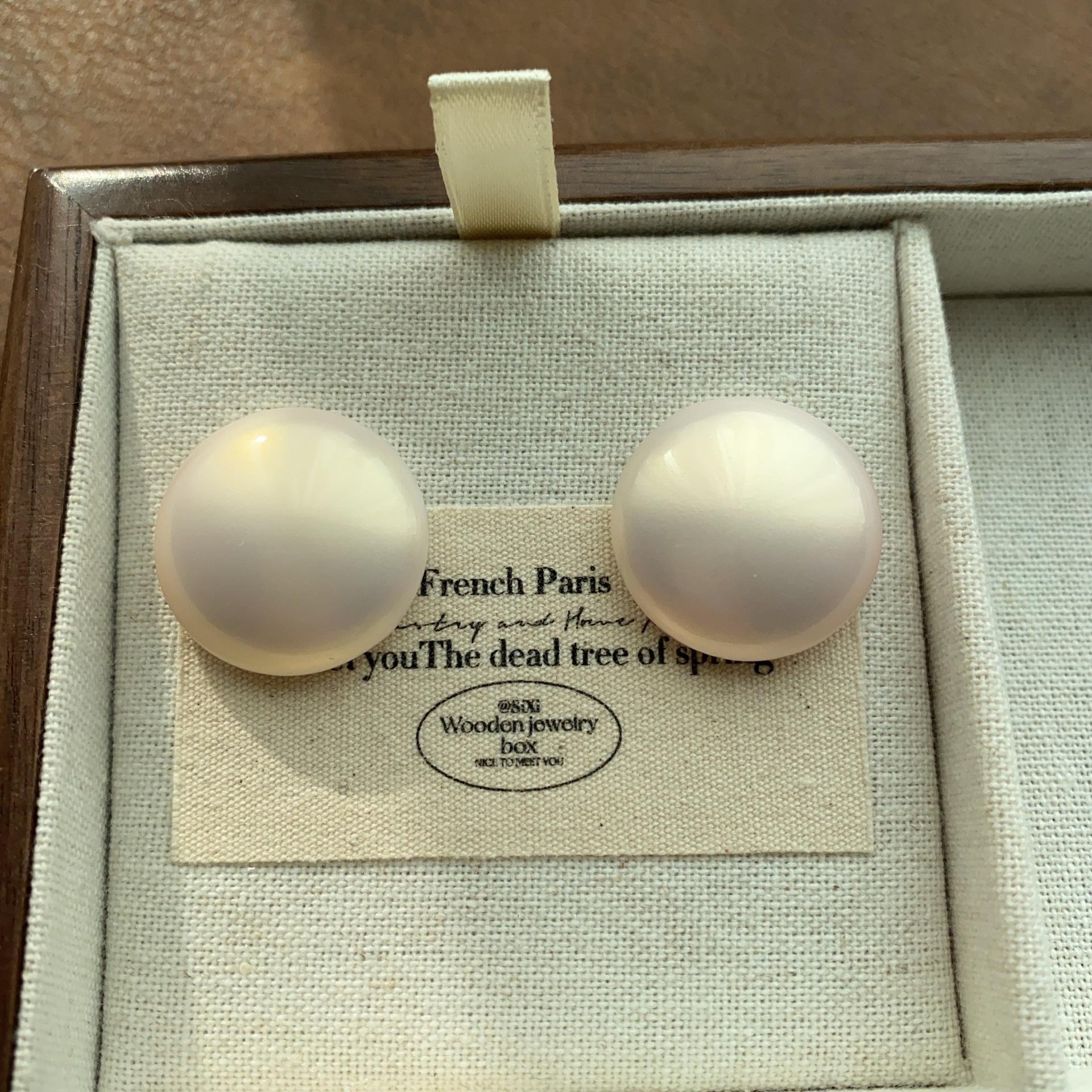 

Round and plump pearl stud earrings women s minimalist elegance fashion light design light luxury high-end commuter earrings