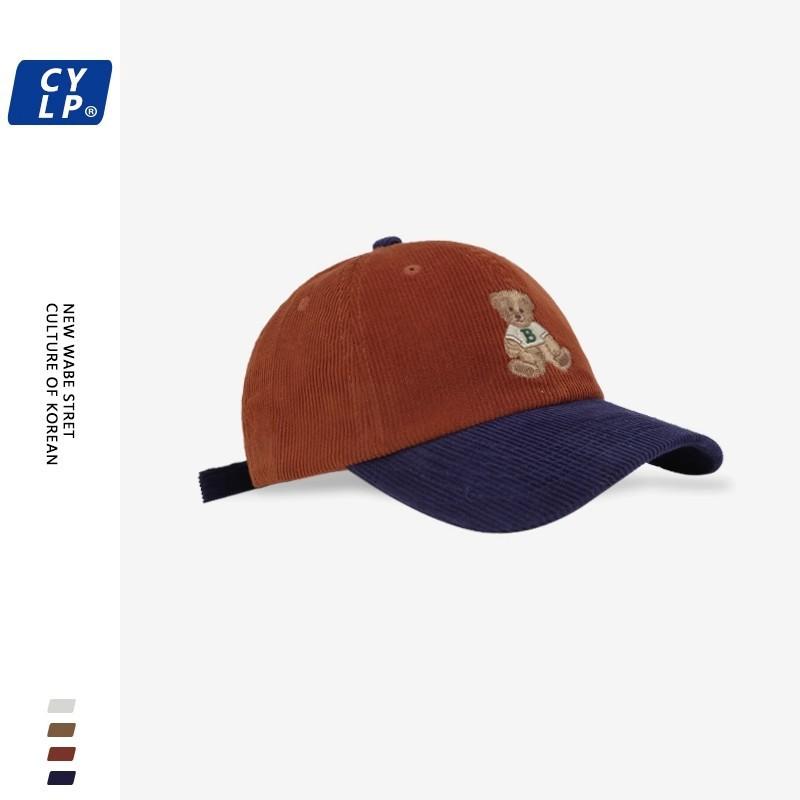 Koreanische Niedliche Cartoon Bär Bestickte Baseballkappe für Damen im Winter Kord Studentenmode Spleißen Kontrastfarbe Baseballkappe