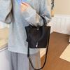 Portable Bucket Bag Women's 2025 Summer New Popular Messenger Bag Retro Versatile Premium Texture Small Bag