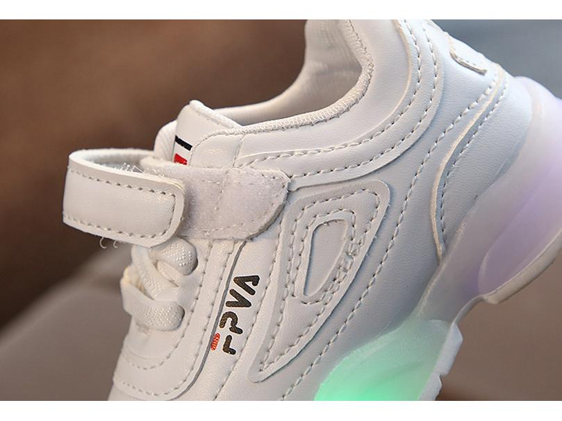 2020 Leuchtende LED-Kindersneaker - Neuankunft Frühling/Herbst Lässige Sportschuhe für Jungen und Mädchen