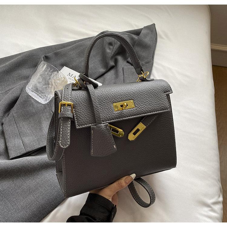 

Lock Handheld Small Square Bag Women s 2025 New Versatile Shoulder Messenger Bag Fashion Versatile Premium Texture Kelly Bag темно-сірий