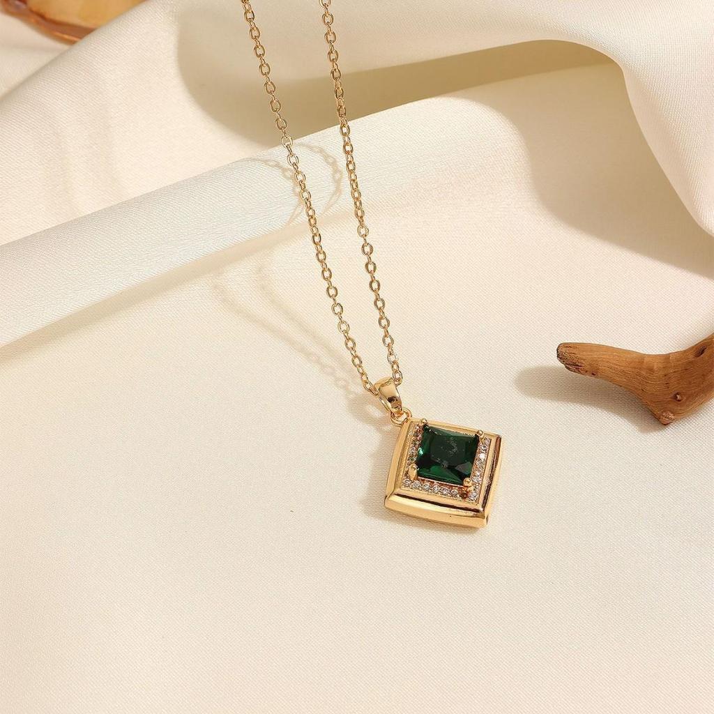 Gold-Plated Retro Emerald Zirconia Necklace for Women - Luxurious & Versatile Clavicle Chain