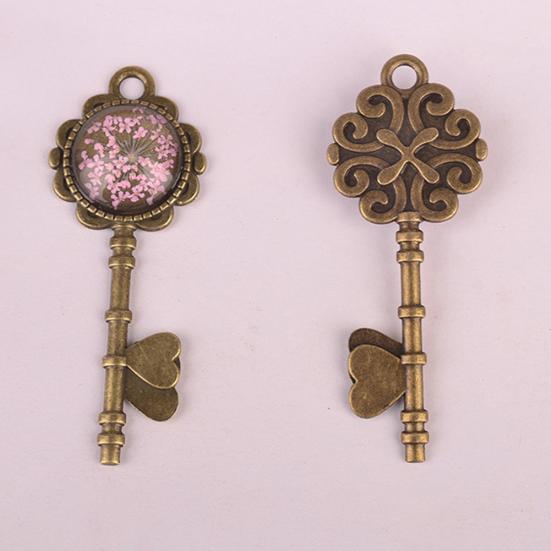 Heart Babysbreath Round Bezel Key Pendant