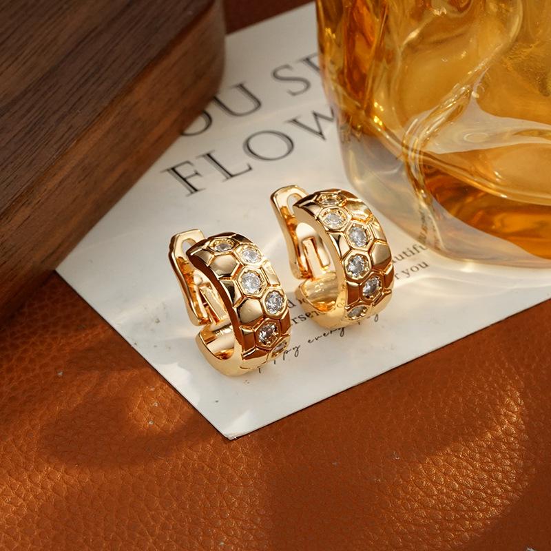 

Серьги-каффы из розового золота в виде пчелиных сот: Роскошный, Универсальный, Высококачественный Дизайн с Тонкой Работой. 18K розового золота