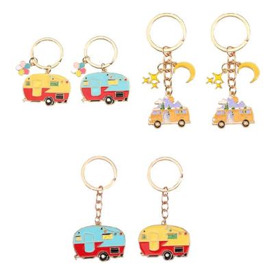 2er-Pack Wohnmobil Schlüsselanhänger Legierung Schlüsselanhänger Set Stilvolle Autoform Taschenanhänger Tasche Zubehör für Campingliebhaber Geschenk