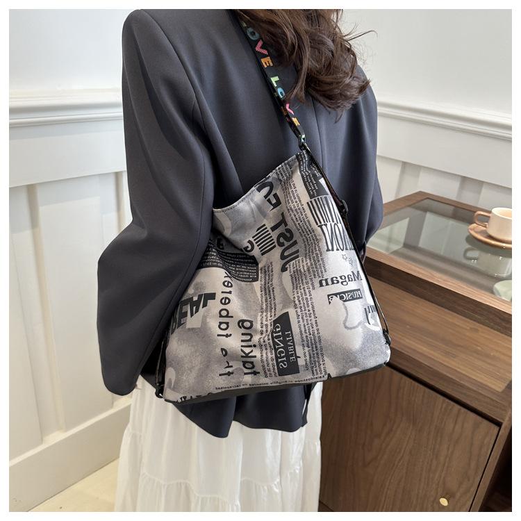 2024 Nuova borsa a tracolla di grande capacità Borsa casual alla moda Borsa a tracolla versatile Borsa a mano